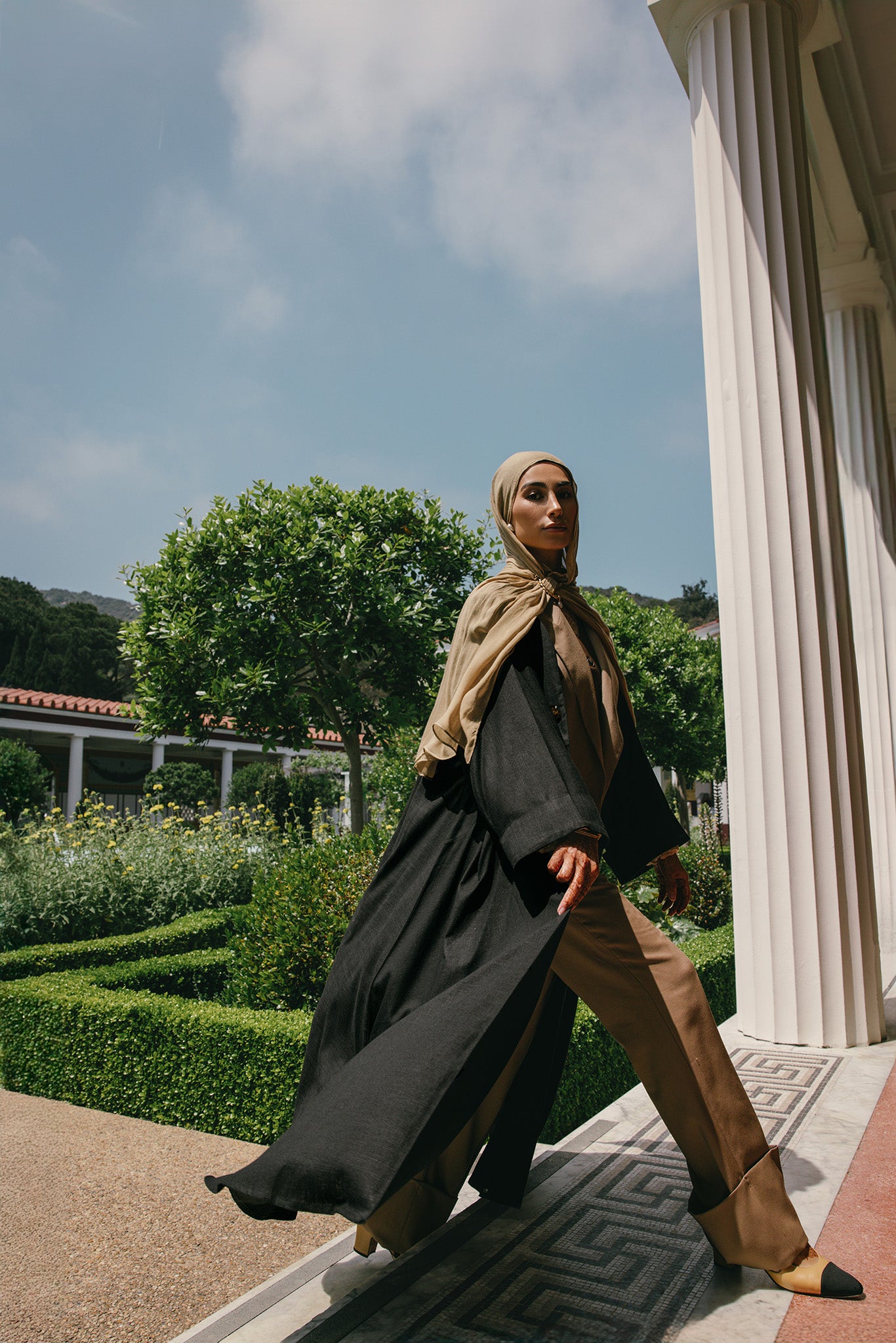 Minimalist linen abaya with a relaxed shape and spacious, hidden pockets.