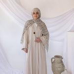 Linen abaya with a minimalist look and discreet pockets for everyday function.