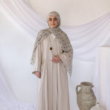Linen abaya with a minimalist look and discreet pockets for everyday function.