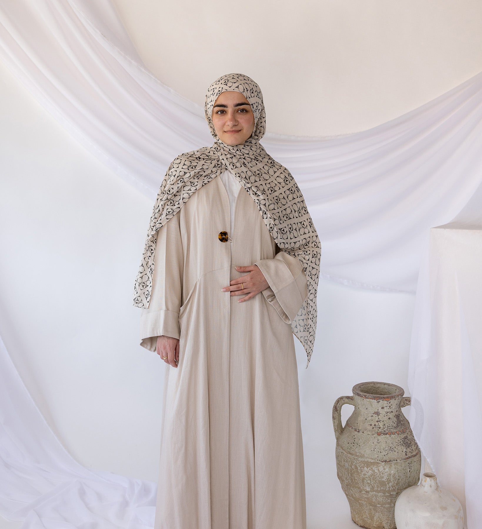 Linen abaya with a minimalist look and discreet pockets for everyday function.