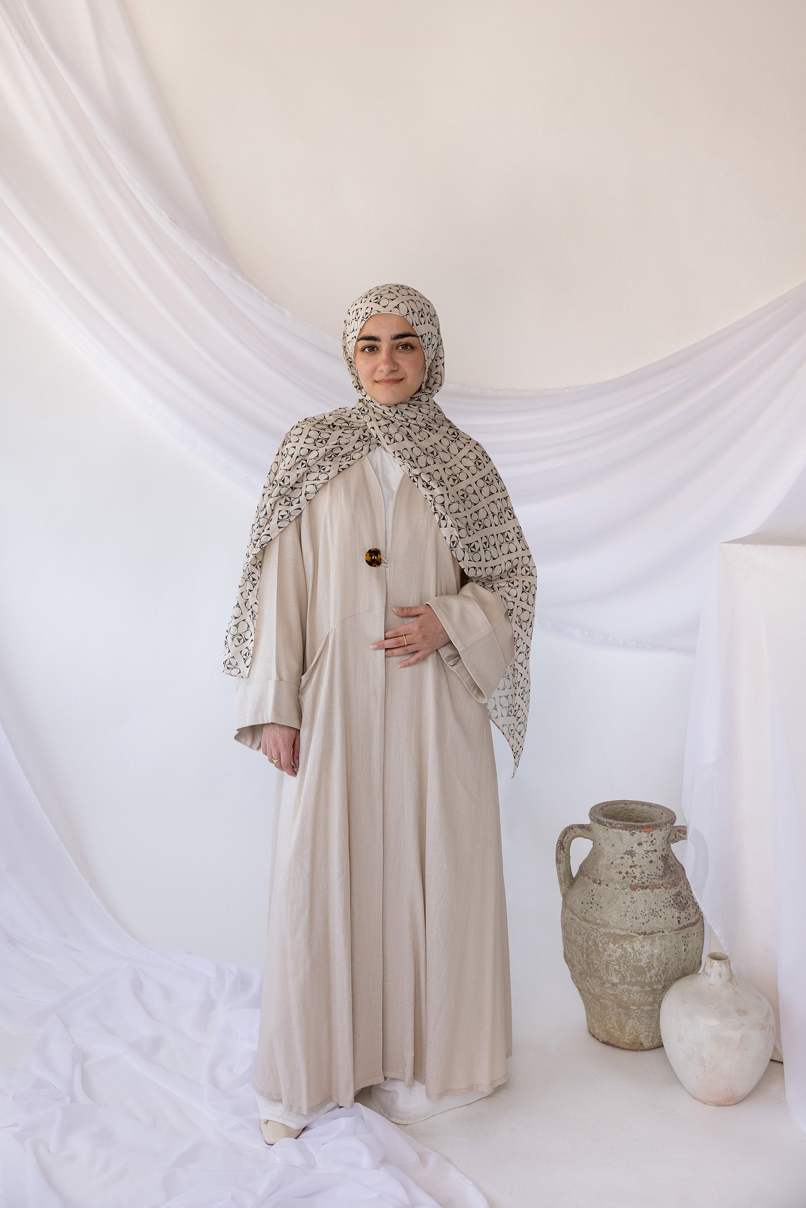 Linen abaya with a minimalist look and discreet pockets for everyday function.