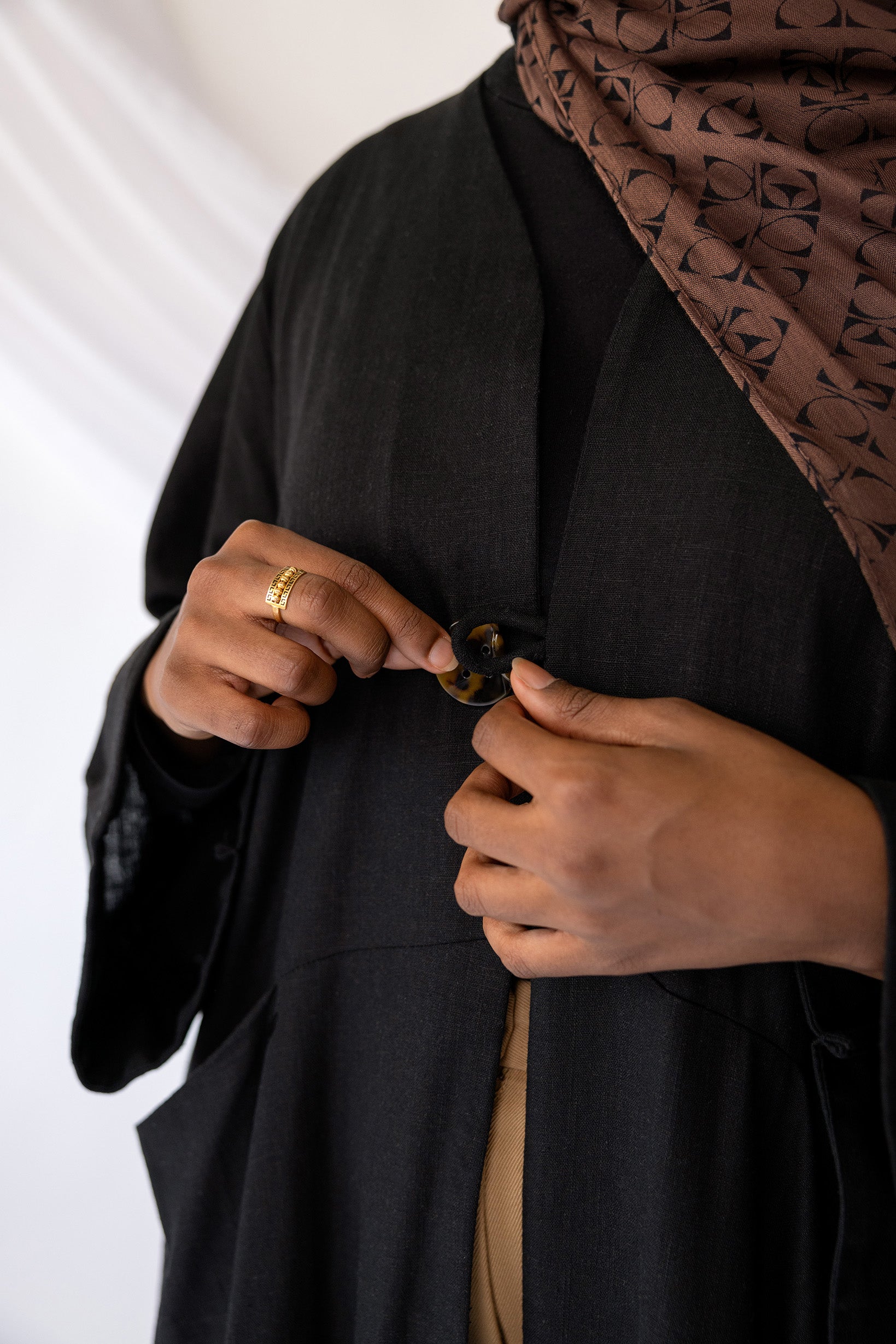 Essential linen abaya with roomy side pockets and a timeless, modest structure.