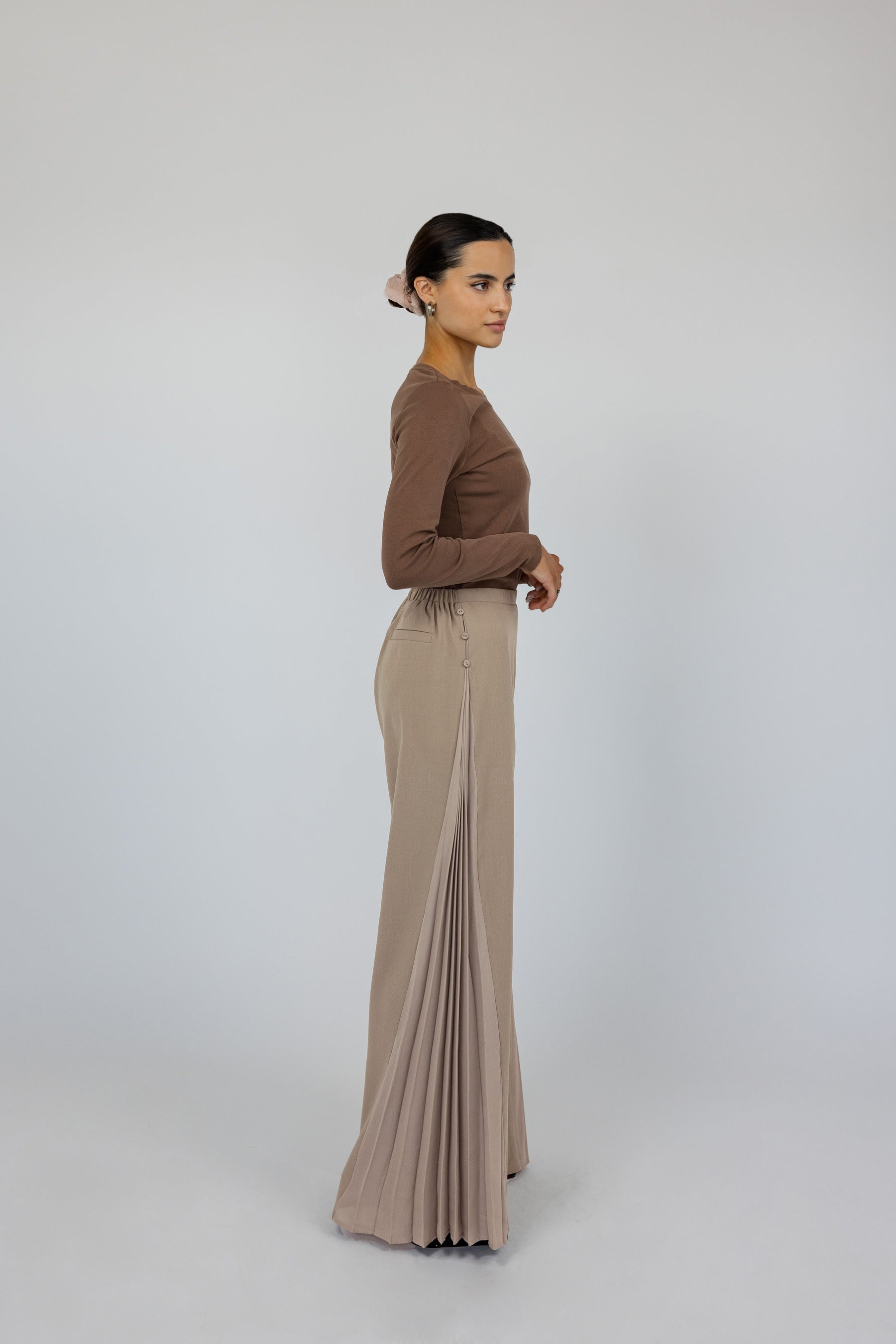 Full-length pants with front pleats and wide legs, designed for comfort