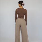 Modest pleated pants with a flowy fit and clean structure, ideal for all-day wear.