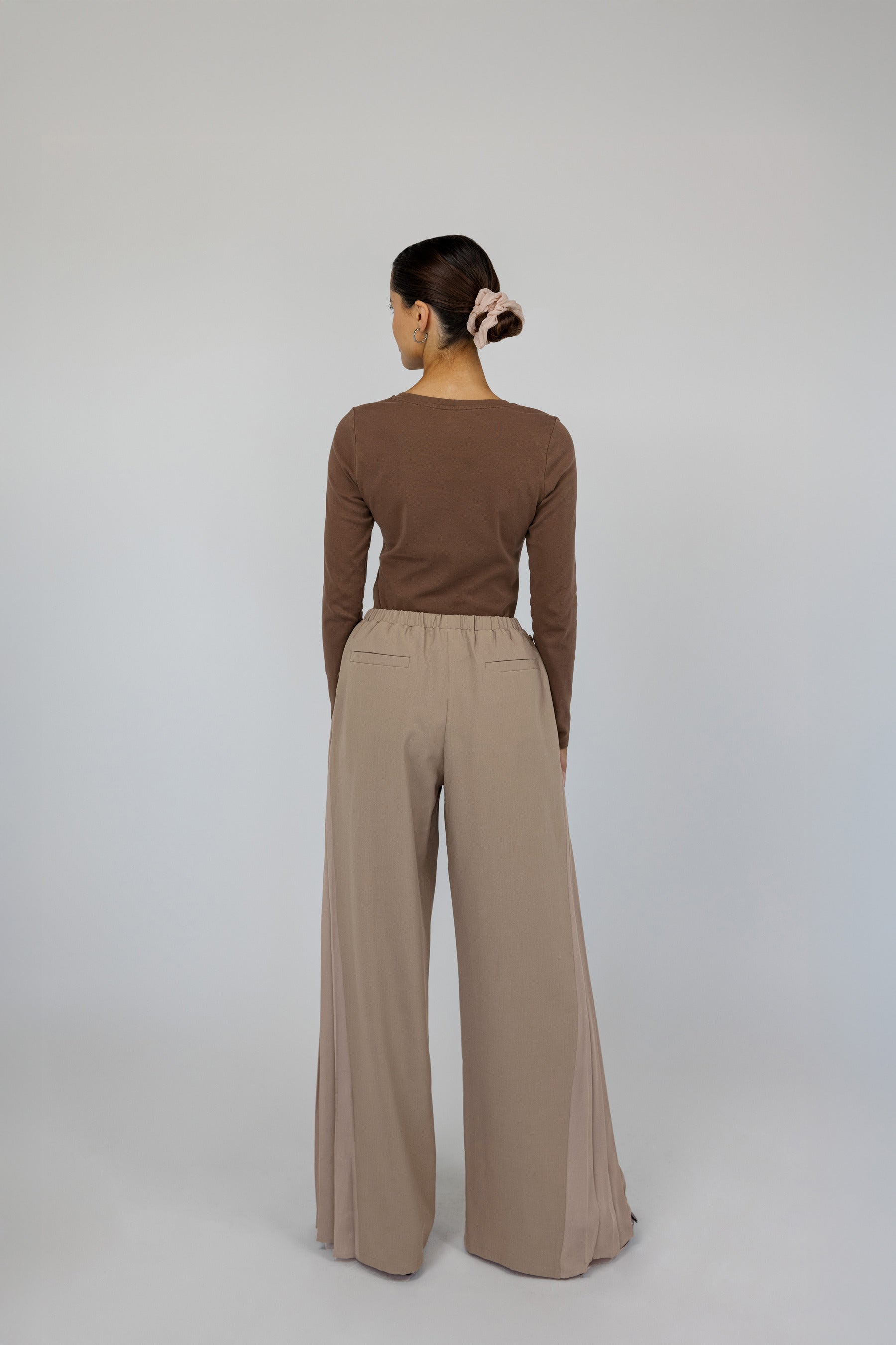 Modest pleated pants with a flowy fit and clean structure, ideal for all-day wear.