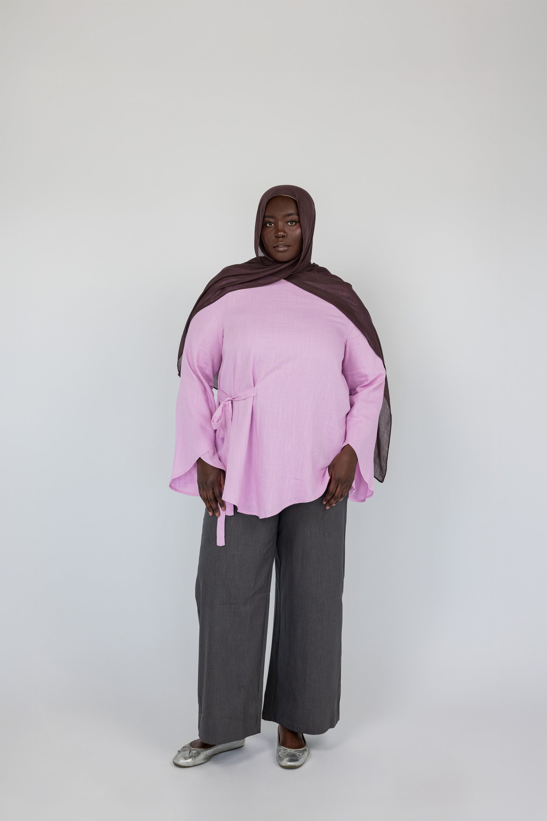 Top with long sleeves and adjustable front tie, made for a laid-back yet polished look