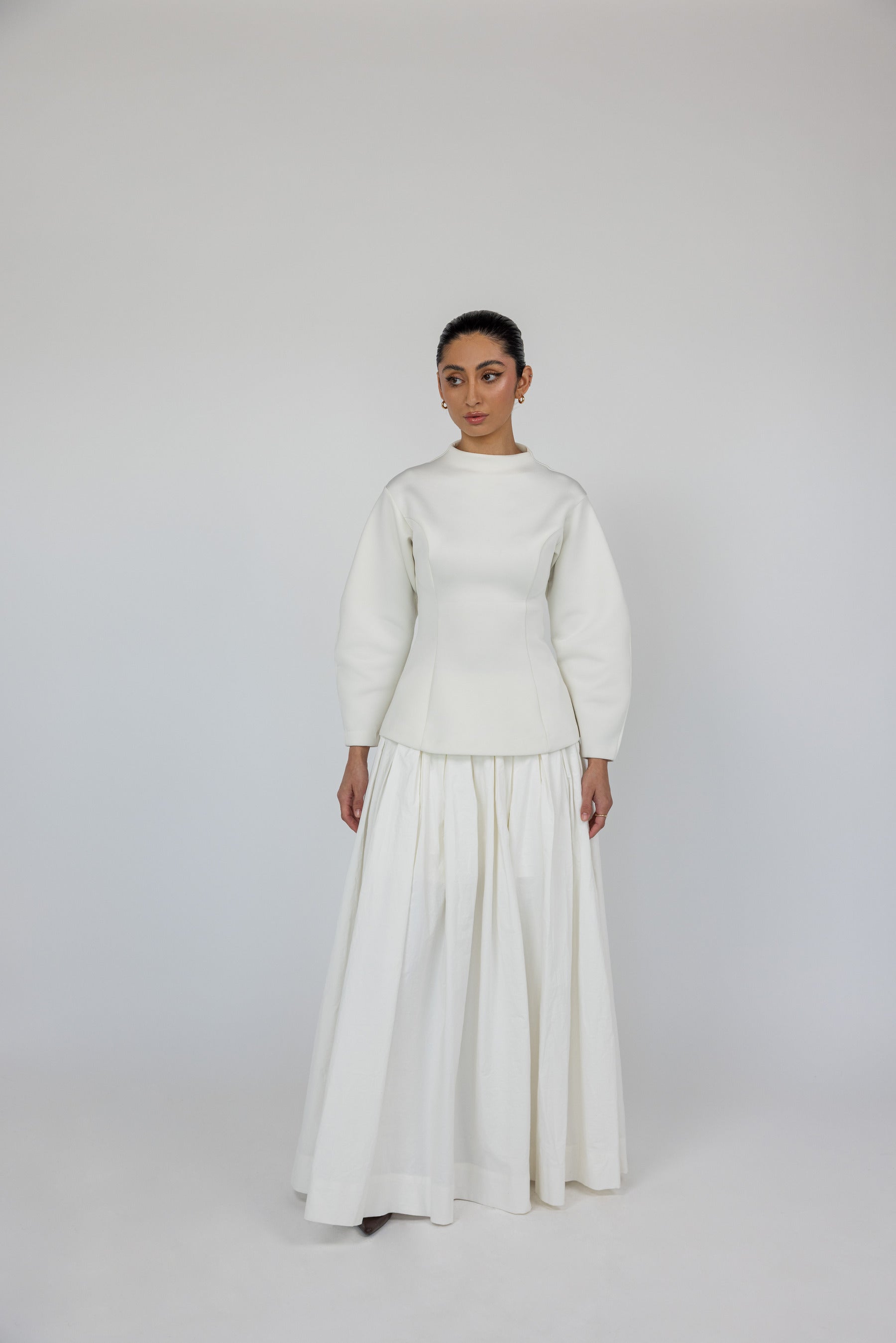 Modest pleated skirt in crisp cotton, offering structured volume and all-day ease