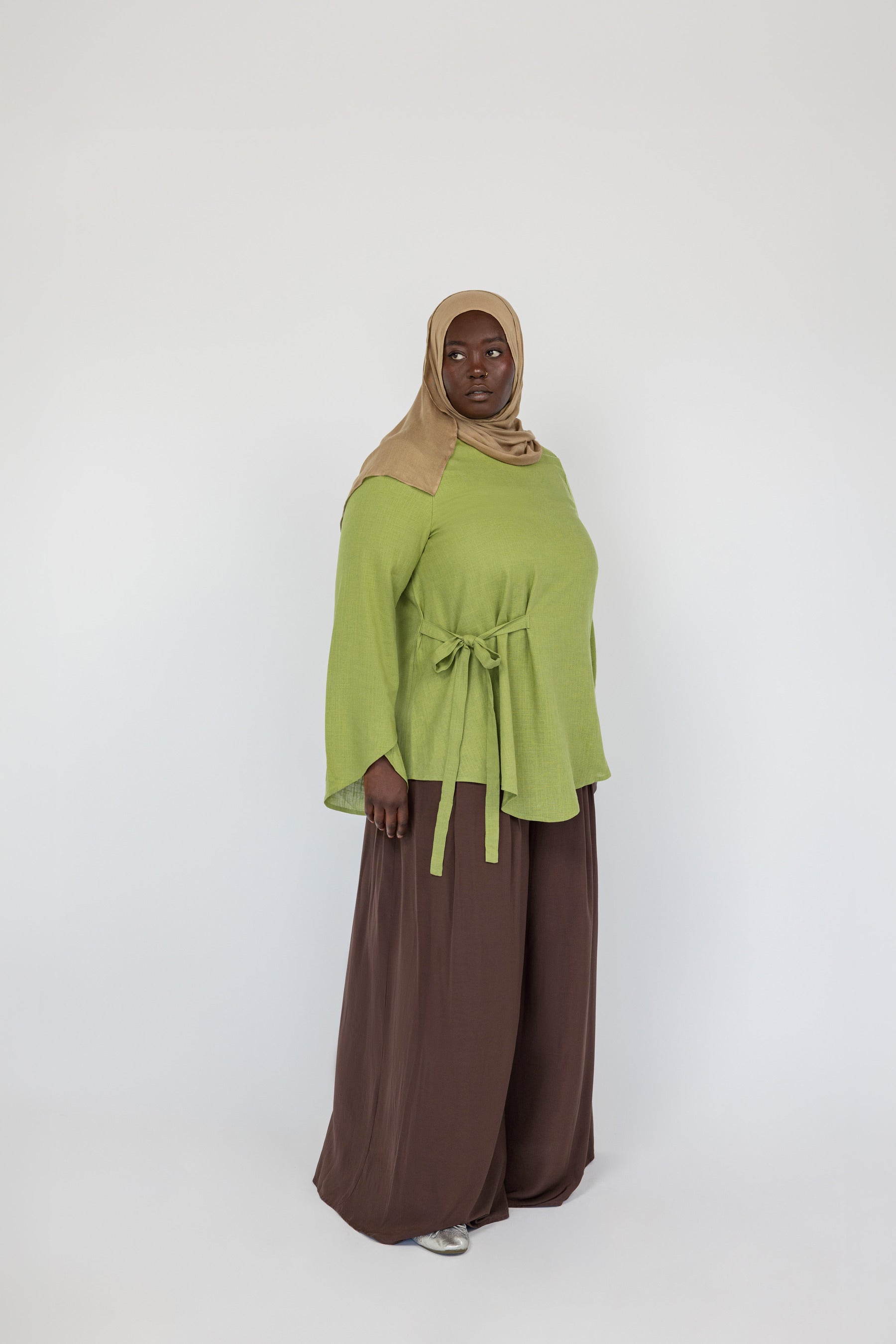 Relaxed modest top made for spring and summer, with breathable texture and light structure