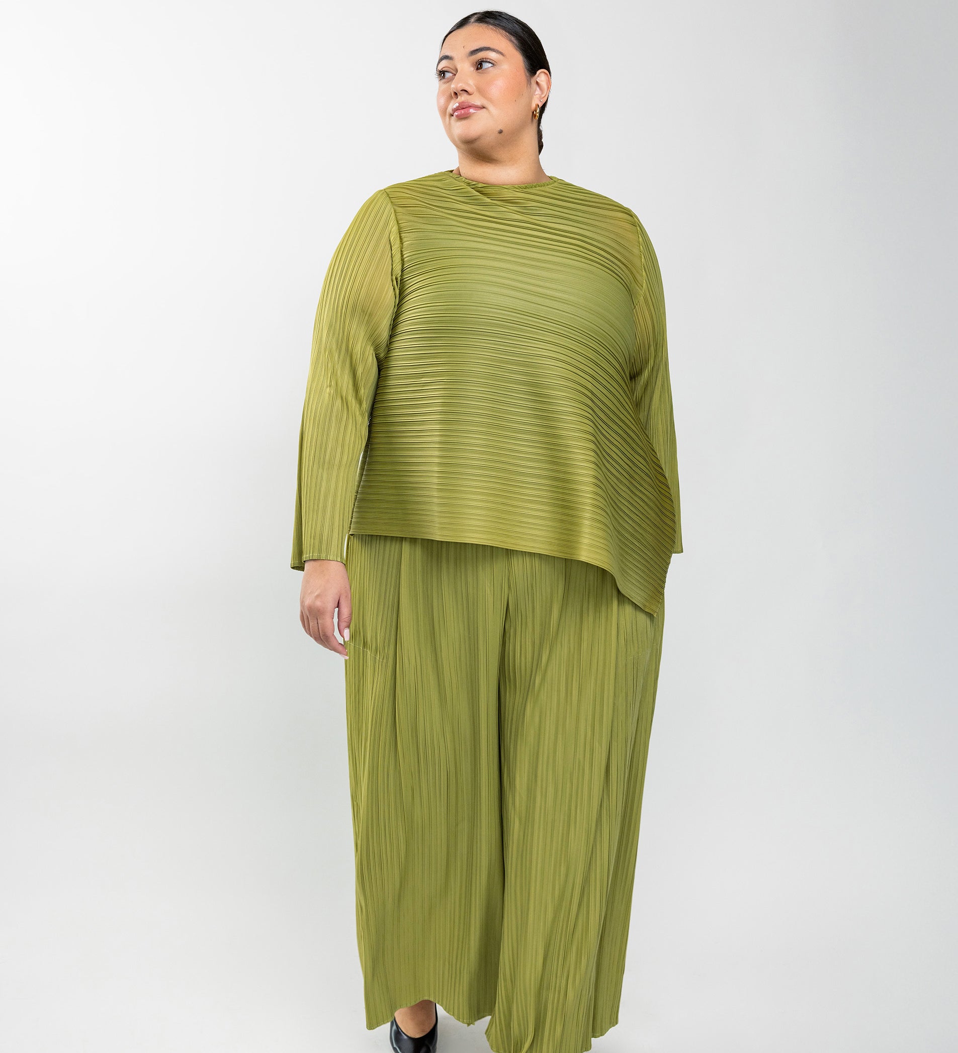 Full-length pants with soft pleats and a flattering wide-leg cut