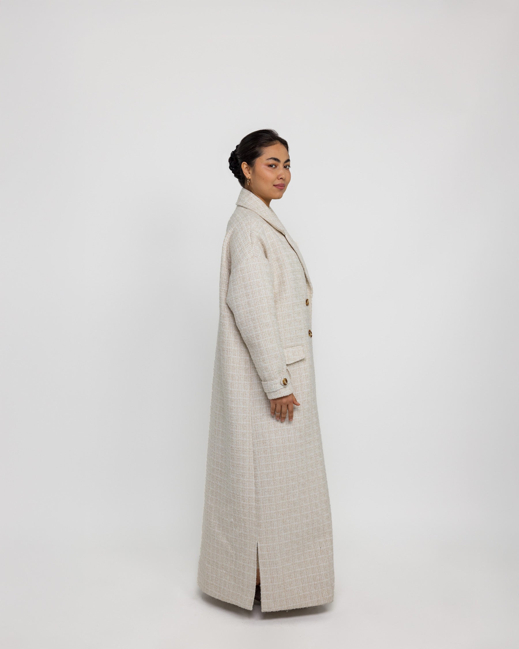 Abaya coat with classic trench design, featuring wide lapels and clean tailoring
