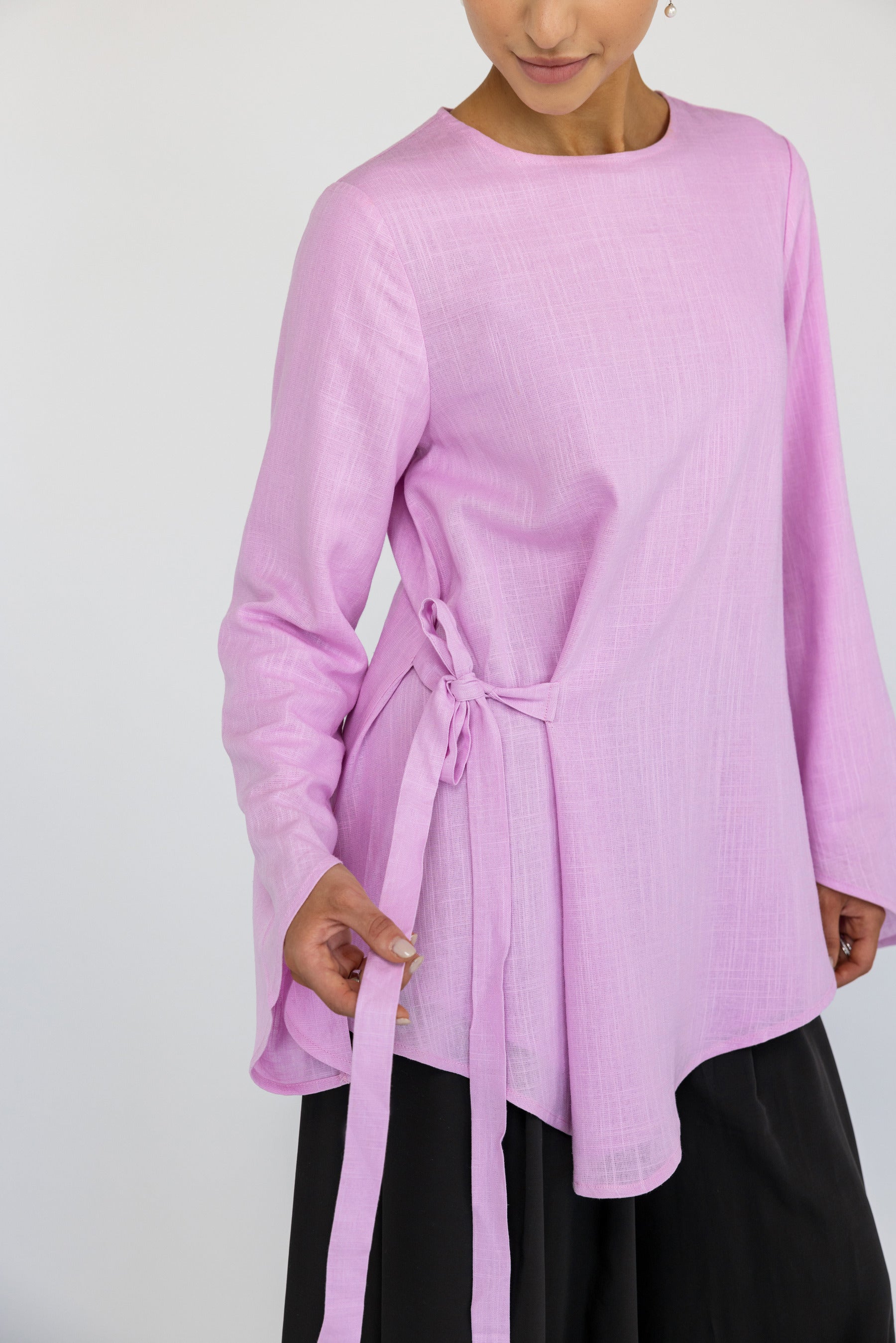 Modest flowy top made from breathable viscose-linen blend, perfect for warmer weather.