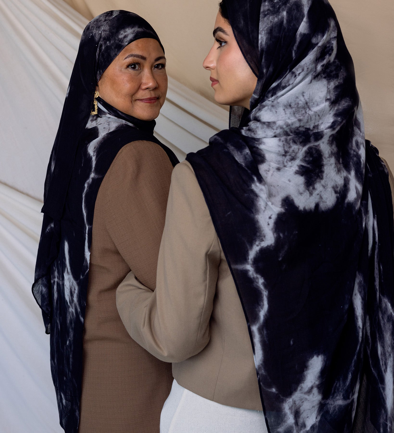 Everyday hijab with a calming abstract design and breathable fabric.