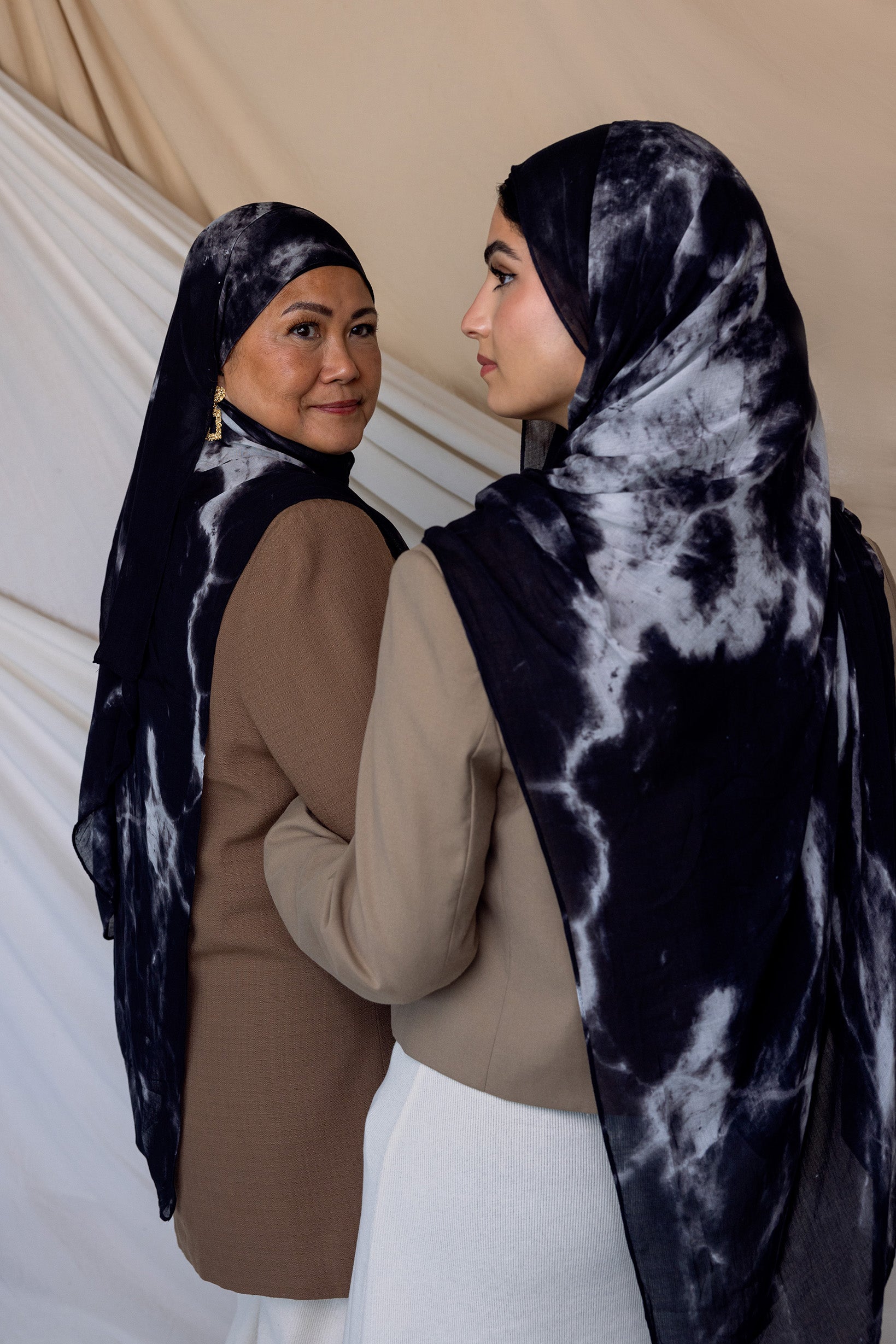 Everyday hijab with a calming abstract design and breathable fabric.