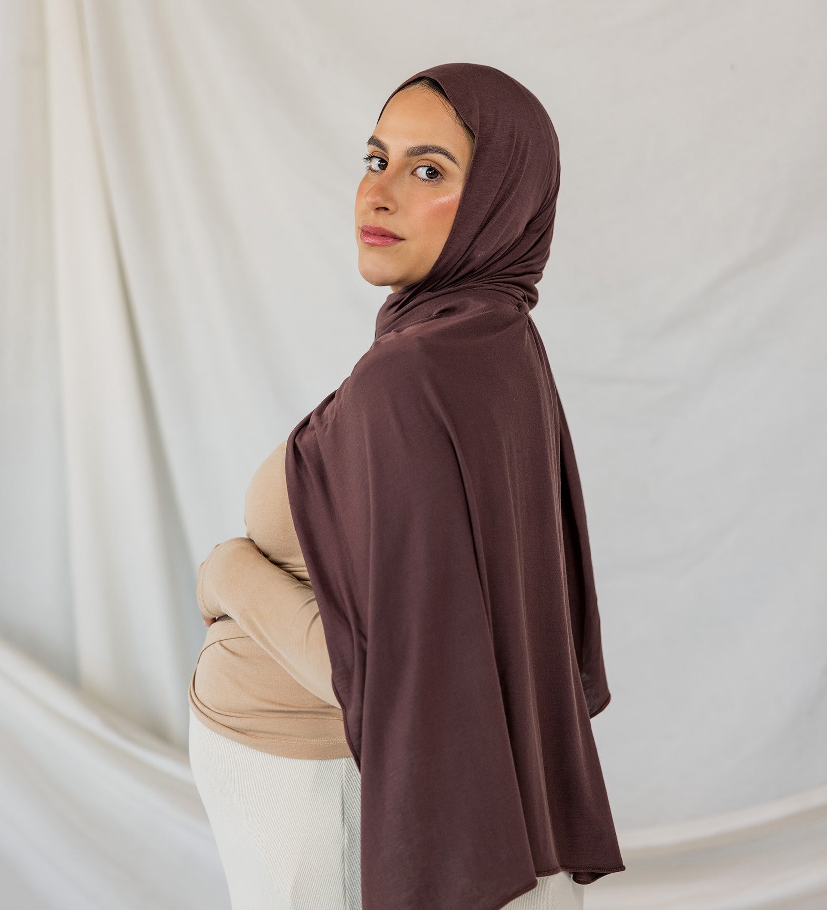 Expecting model looks over her shoulder wearing the Espresso Jersey Lite in standard.