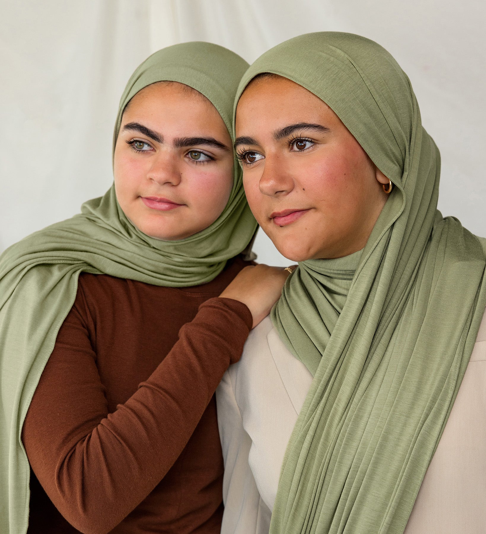 Sister models wearing Palm Desert Jersey Lite, styled with a casual drape to highlight breathable, lightweight feel.
