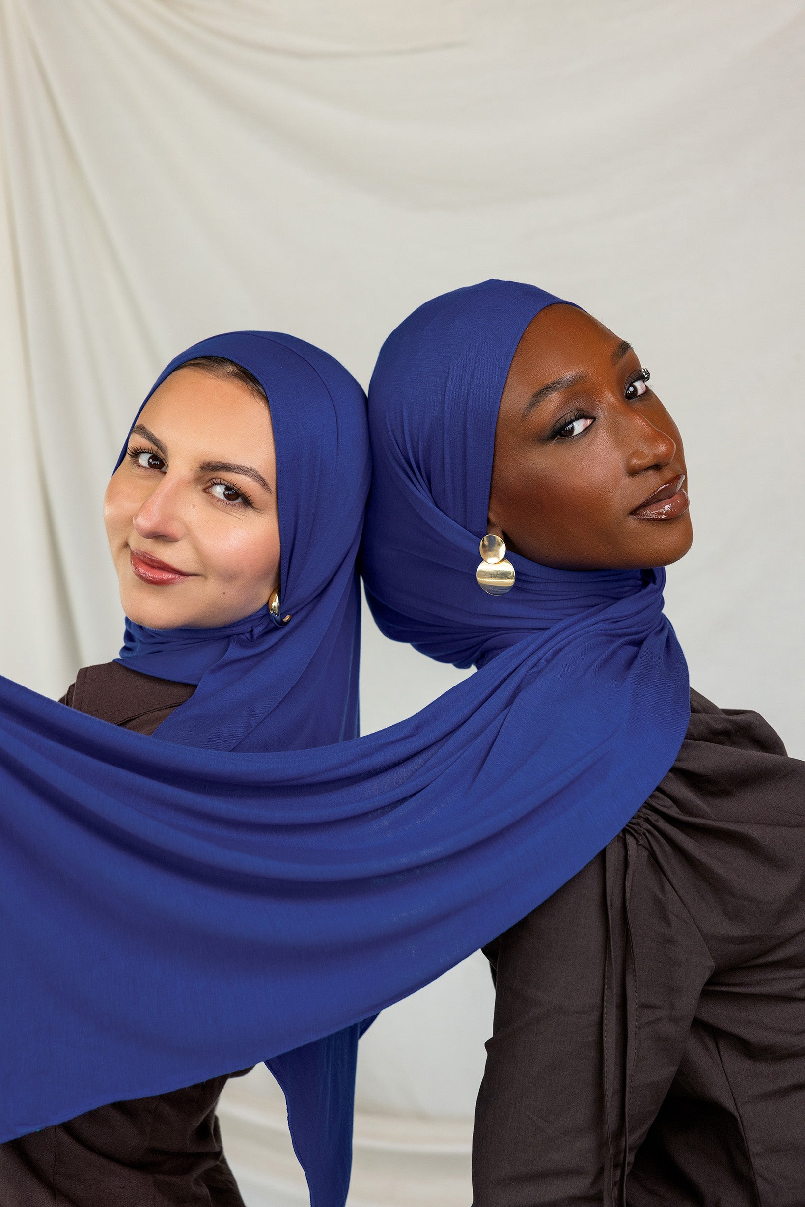 Two models wearing Ocean Blue Jersey Lite, displaying its deep, saturated blue in different angles.