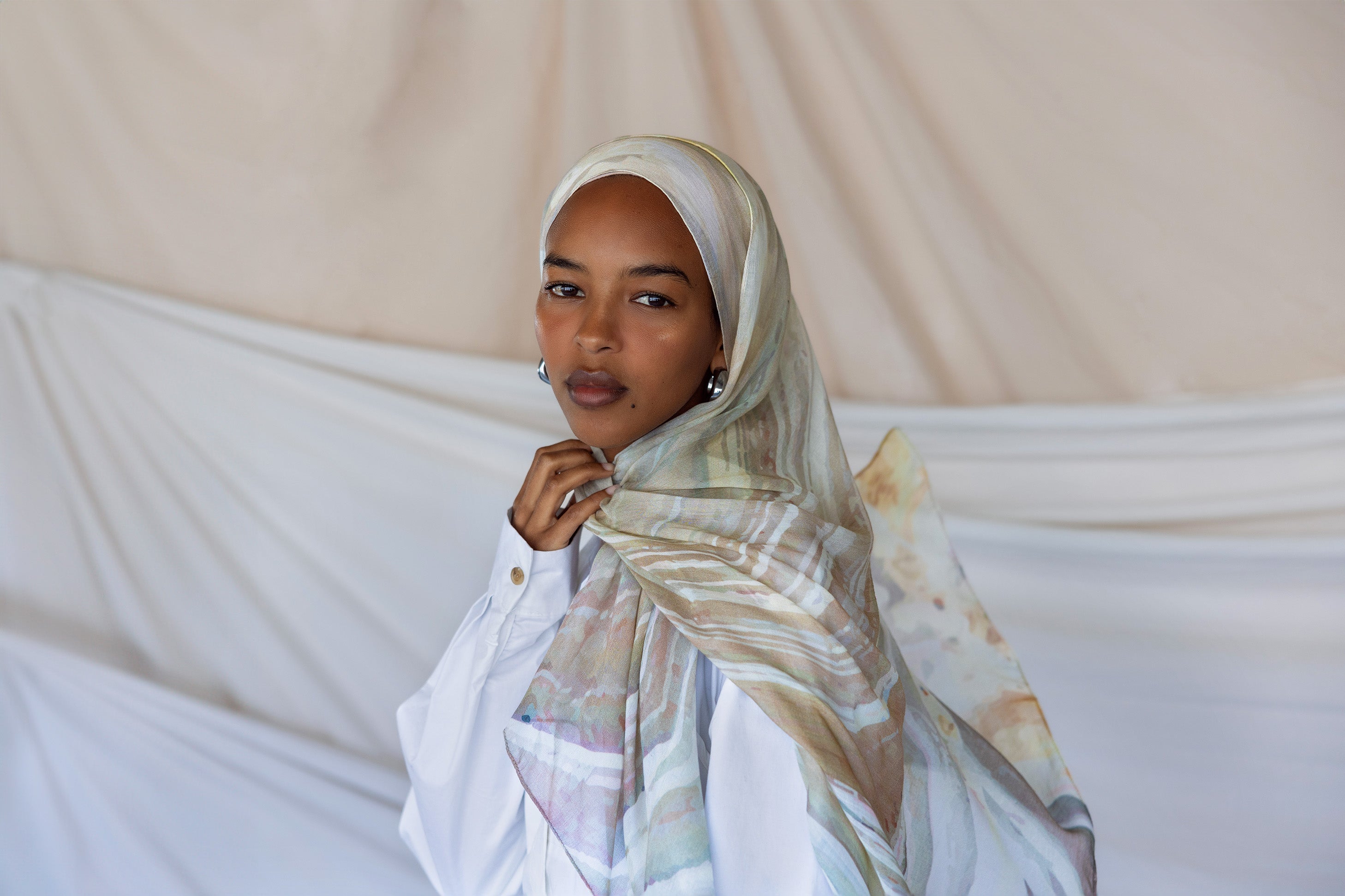 Hijab featuring wave-like agate print and breathable modal fabric for warm weather