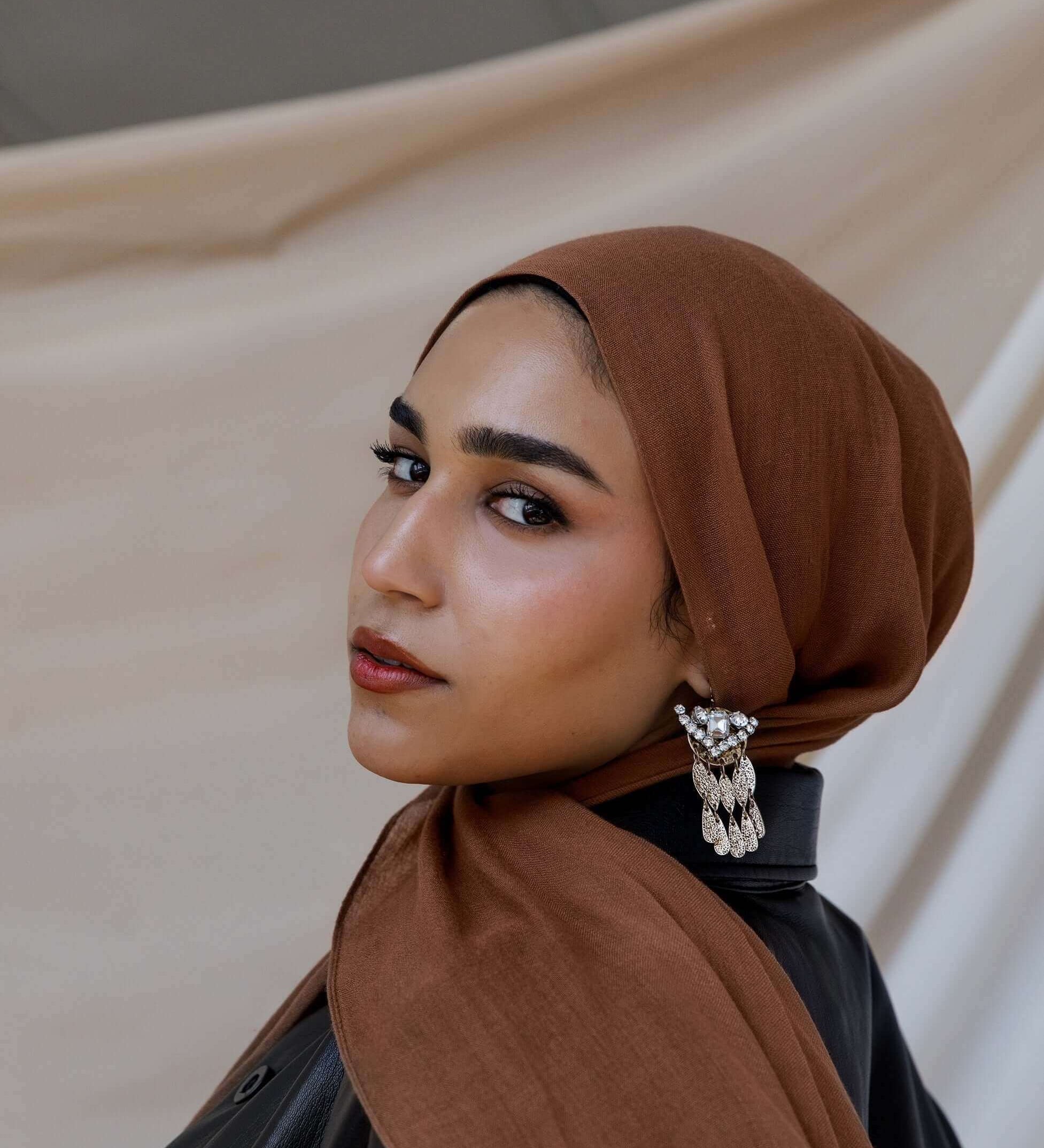 woman wearing maple sugar scarf