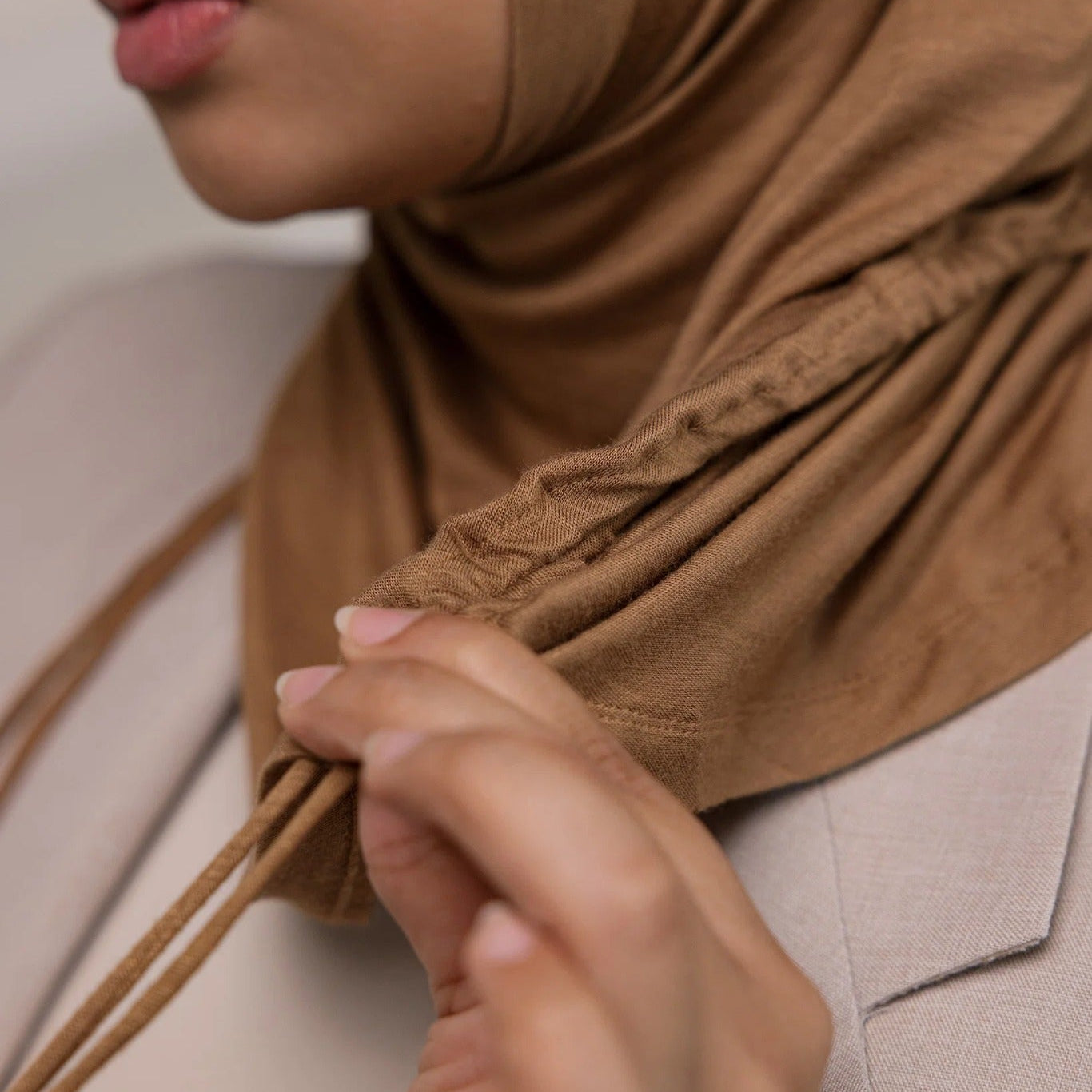 Cotton Jersey vs Woven Modal Hijab: Which Is Right for You?