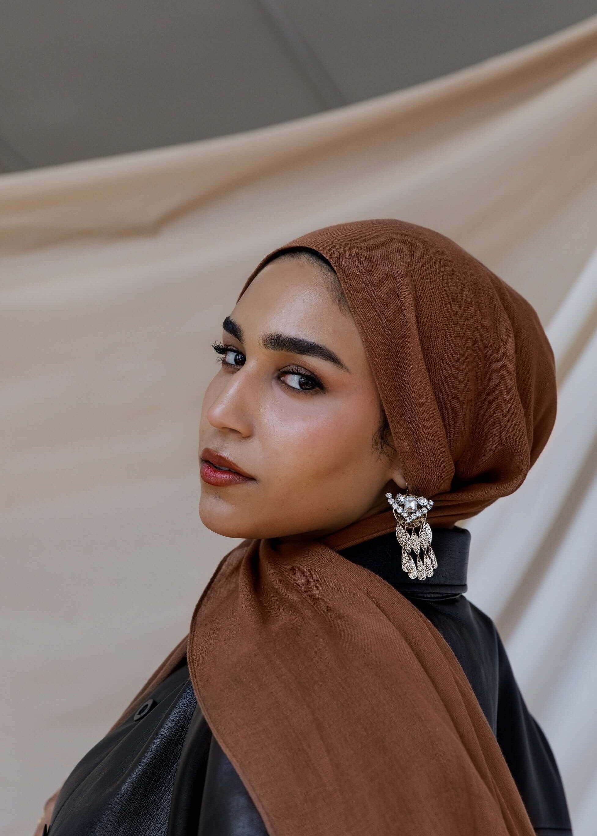 woman wearing maple sugar scarf