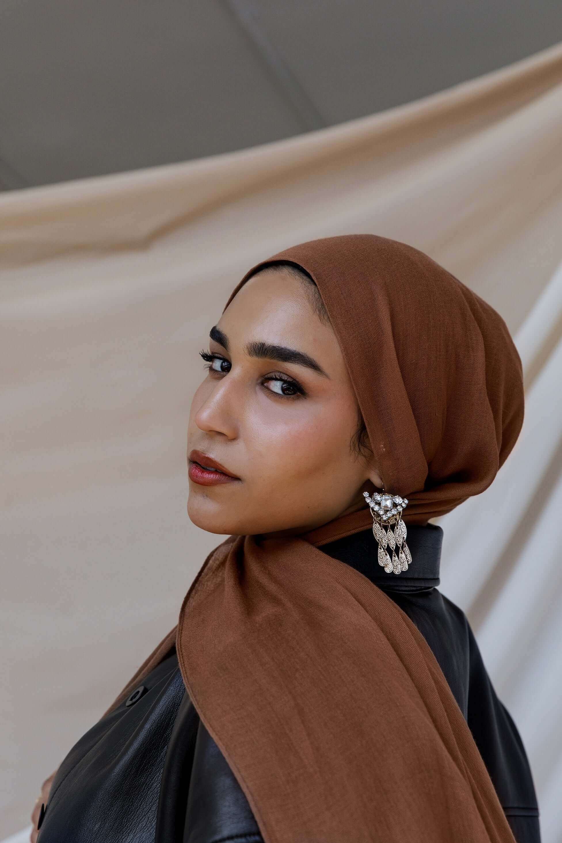woman wearing maple sugar scarf