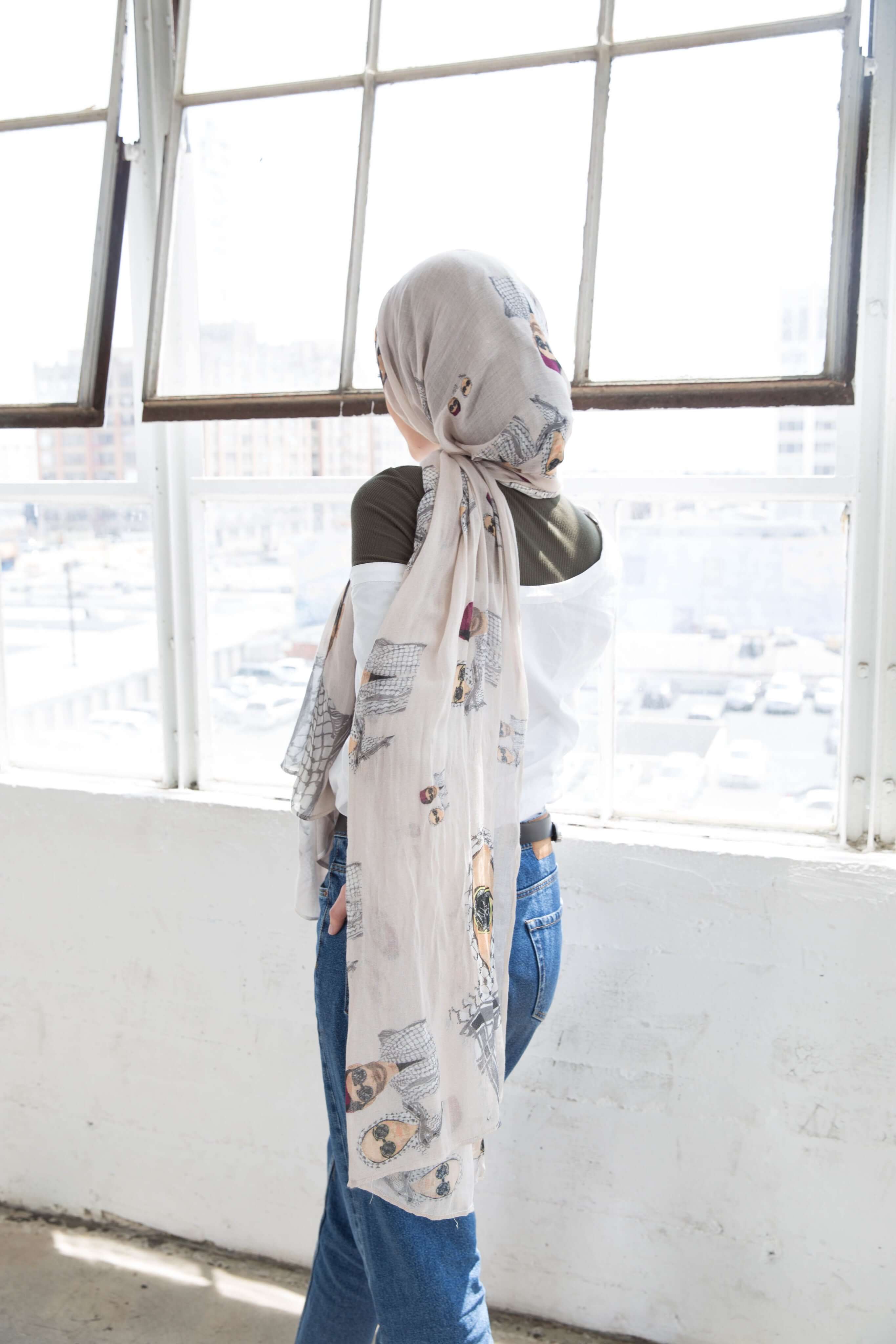 minimalist_clothing_jean_tan_scarf